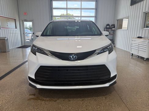 Used 2025 Toyota Sienna LE FWD image 7
