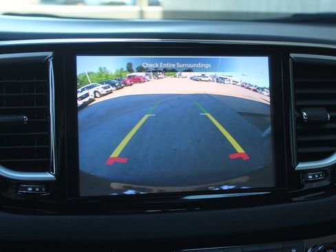 Used 2023 Chrysler Pacifica Touring-L FWD image 15