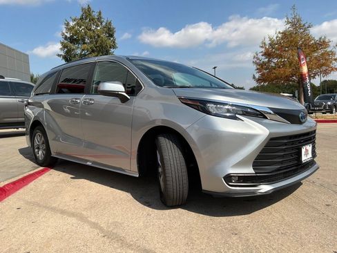 Used 2025 Toyota Sienna XLE FWD image 4