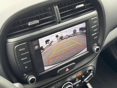 Used 2025 Kia Soul LX w/ LX Technology Package FWD image 22