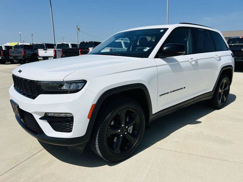 Used 2023 Jeep Grand Cherokee Limited w/ Black Appearance Package AWD/4WD image 37