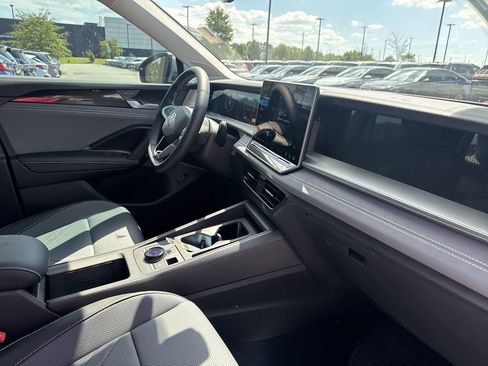 New 2025 Volkswagen Tiguan SE image 18