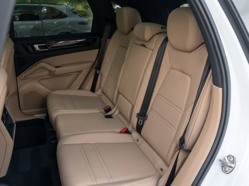 Certified 2023 Porsche Cayenne AWD/4WD image 39