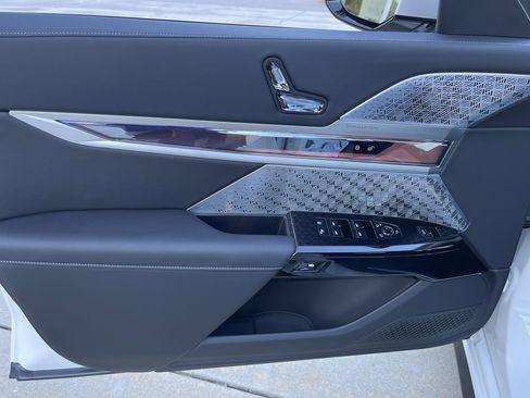 Used 2025 BMW i7 eDrive50 w/ M Sport Package image 19