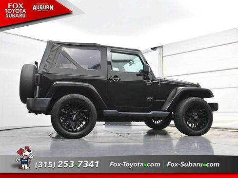 Used 2018 Jeep Wrangler Sahara w/ Dual Top Group AWD/4WD image 21