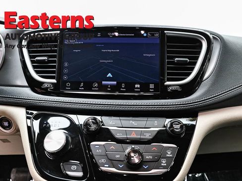 Used 2024 Chrysler Pacifica Select FWD image 12