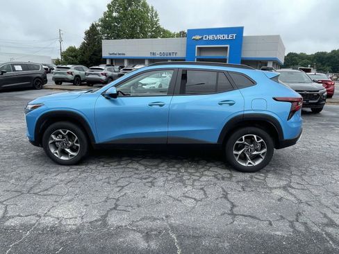 Used 2025 Chevrolet Trax LT FWD image 6