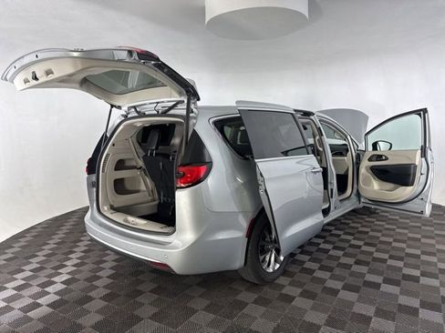 Used 2023 Chrysler Pacifica Touring-L image 16