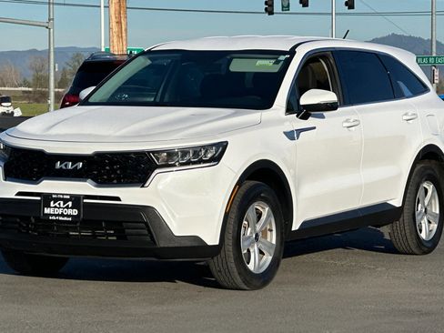Used 2023 Kia Sorento LX image 9