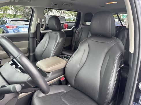 Used 2025 Kia Carnival FWD image 16