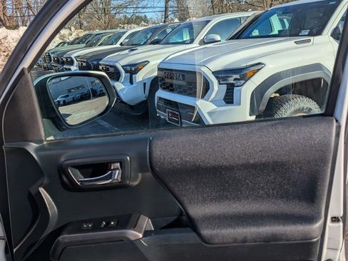 Used 2017 Toyota Tacoma TRD Off-Road w/ Tow Package image 18