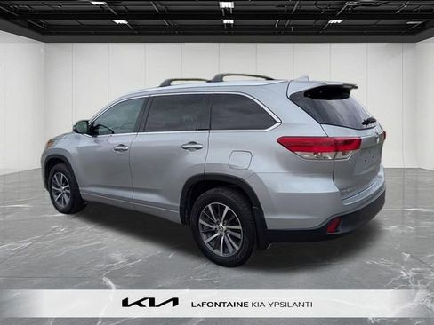 Used 2018 Toyota Highlander XLE AWD/4WD image 3
