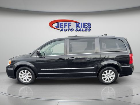 Used 2016 Chrysler Town & Country Touring image 8