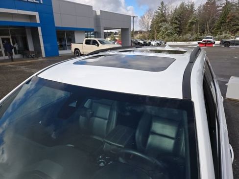 Used 2023 Chevrolet Traverse LT image 41