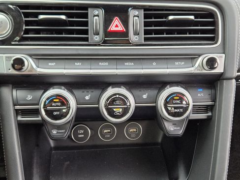 Used 2022 Genesis G70 2.0T image 17