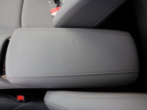 Used 2022 Toyota Venza XLE image 35