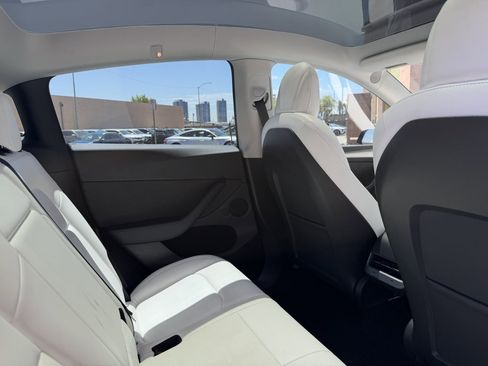 Used 2022 Tesla Model Y Long Range AWD/4WD image 40