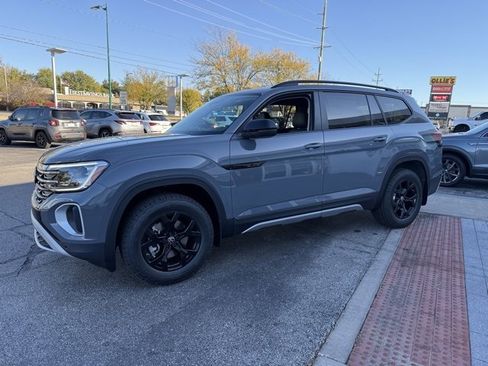 New 2026 Volkswagen Atlas Peak Edition image 3