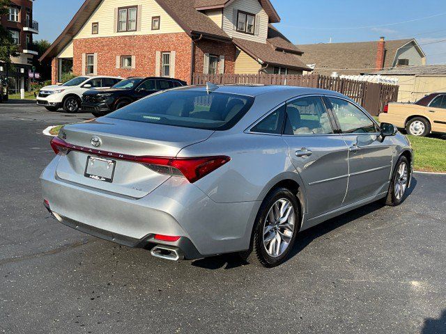 Used 2019 Toyota Avalon XLE w/ Moonroof Package FWD image 4