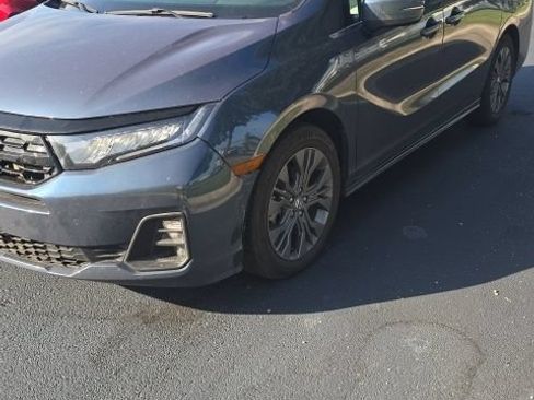 Used 2025 Honda Odyssey Touring image 3