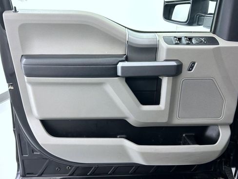 Used 2022 Ford F250 XLT w/ Black Appearance Package image 9