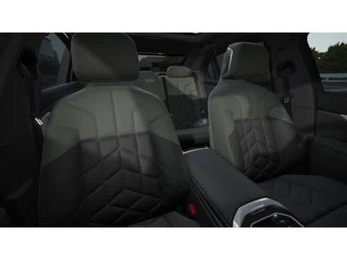 Used 2025 BMW 740i RWD image 11
