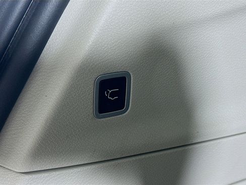 Used 2024 Chrysler Pacifica Touring-L image 30