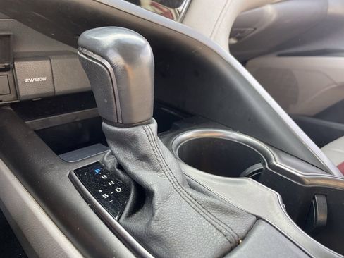 Used 2021 Toyota Camry SE image 6