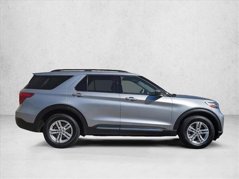 Used 2020 Ford Explorer XLT w/ Equipment Group 202A image 4