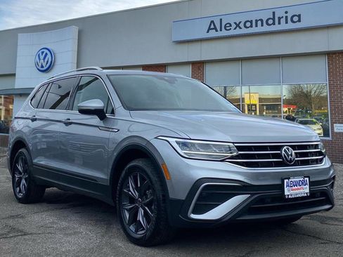 Used 2023 Volkswagen Tiguan SE w/ Panoramic Sunroof Package image 1
