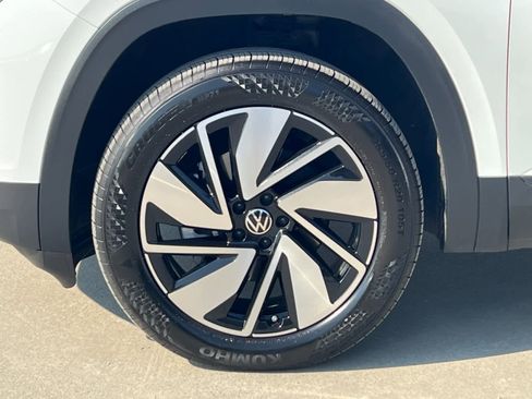 Used 2025 Volkswagen Atlas SE image 28