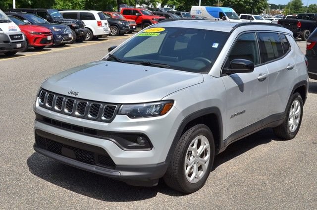 Used 2024 Jeep Compass Latitude AWD/4WD image 4