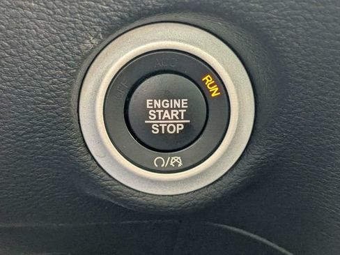 Used 2025 Chrysler Pacifica Limited FWD image 27