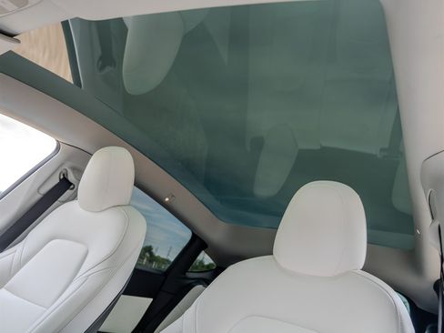 Used 2021 Tesla Model Y Long Range AWD/4WD image 26
