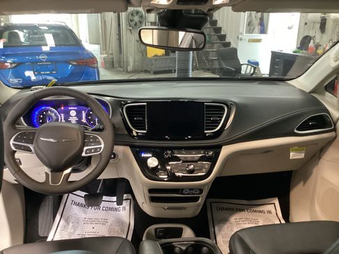 Used 2024 Chrysler Pacifica Touring-L FWD image 18