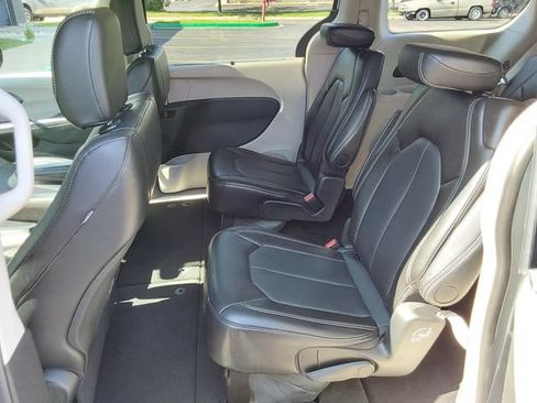 Used 2024 Chrysler Pacifica Touring-L FWD image 14