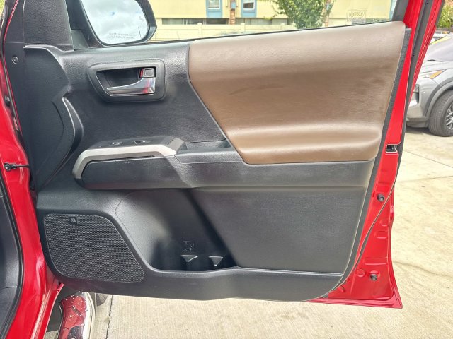Used 2016 Toyota Tacoma Limited w/ Towing Package RWD image 13