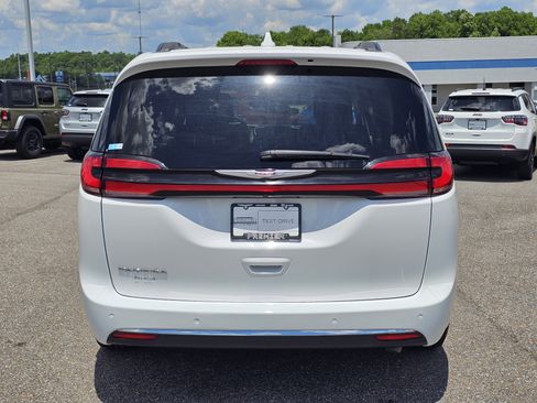 Used 2022 Chrysler Pacifica Touring-L FWD image 10