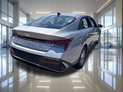 Certified 2026 Hyundai Elantra SE FWD image 5