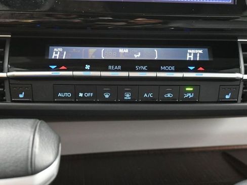 Used 2024 Toyota Sienna XLE image 18