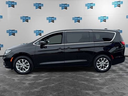 Used 2025 Chrysler Pacifica Select AWD/4WD image 3