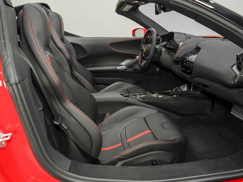 Used 2022 Ferrari SF90 Spider image 31