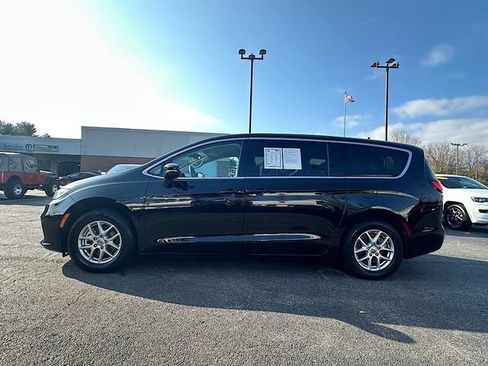 Used 2024 Chrysler Pacifica Touring-L FWD image 5