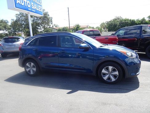 Used 2017 Kia Niro LX image 2