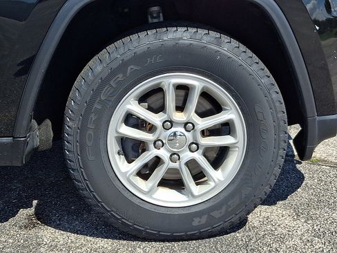 Used 2020 Jeep Grand Cherokee Laredo AWD/4WD image 9