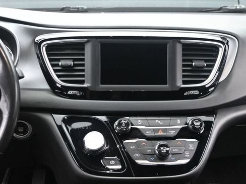 Used 2020 Chrysler Pacifica Touring w/ S Appearance Package FWD image 24