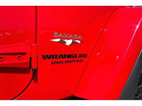 Used 2017 Jeep Wrangler Unlimited Sahara w/ Dual Top Group AWD/4WD image 33