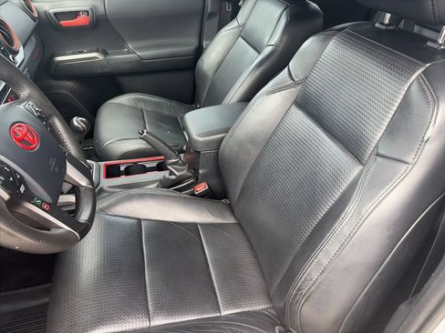 Used 2020 Toyota Tacoma TRD Sport w/ TRD Premium Sport Package AWD/4WD image 11