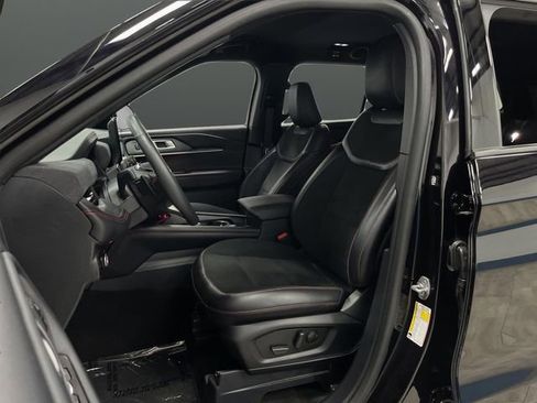 Used 2025 Ford Explorer ST image 4