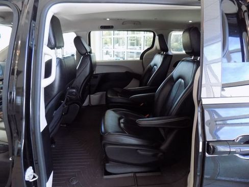 Used 2022 Chrysler Pacifica Touring-L image 20